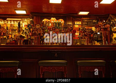 L'un des comptoirs du bar O'Neills Pub & Kitchen, Dublin, Irlande Banque D'Images