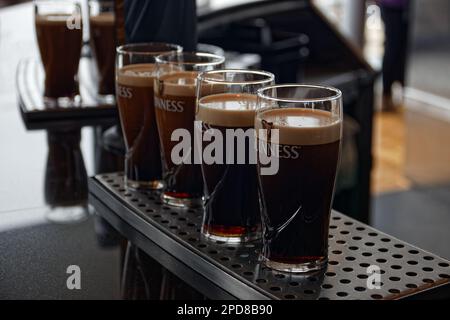 Pintes de Guinness frais au dernier étage du Storehouse à Dublin, Irlande Banque D'Images