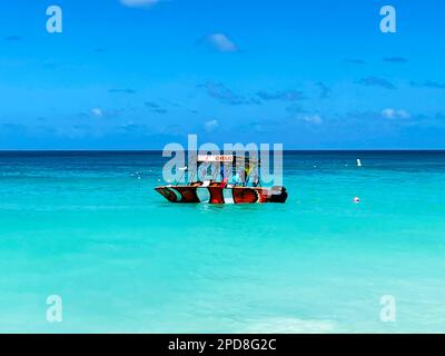 Eagle Beach, Oranjestad, Aruba - 8 mars 2022. Un bateau-taxi dans la mer des Caraïbes, au large de la côte d'Aruba. Banque D'Images