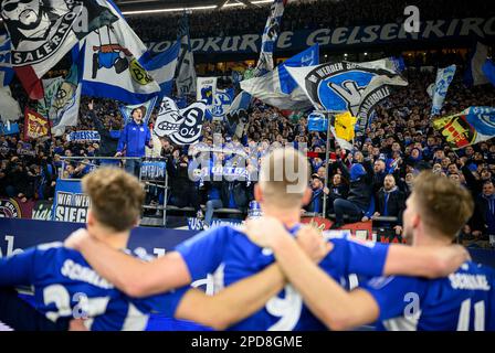 Finale jubilation GE, le bras des joueurs dans le bras devant la courbe nord/courbe de ventilateur, football 1st Bundesliga, 24th jour de match, FC Schalke 04 (GE) - Borussia Dortmund (DO) 2: 2, on 11 mars 2023 à Gelsenkirchen/Allemagne. #La réglementation DFL interdit toute utilisation de photographies comme séquences d'images et/ou quasi-vidéo # Banque D'Images