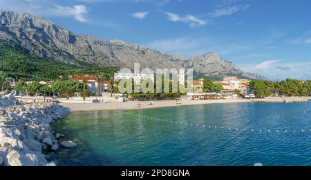 Paysage avec Baska Voda ville, côte dalmate, Croatie Banque D'Images