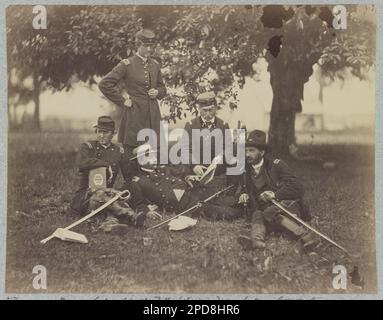 Groupe d'officiers au quartier général de l'Armée de Potomac, juin 1863. Fairfax court House. N° 4171, titre de l'article, Illus. Dans : le livre de croquis de la guerre de Gardner / Alexander Gardner. Washington, D.C. : Philp & Solomons, [c1866], v. 1, pl. 45, Don; Col. Godwin Ordway; 1948. Etats-Unis, Histoire, Guerre civile, 1861-1865, Etats-Unis, Virginie. Banque D'Images