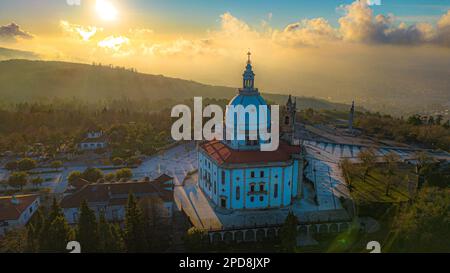 Une vue aérienne du Sanctuaire de notre Dame de Sameiro au coucher du soleil à Braga, Portugal. Banque D'Images