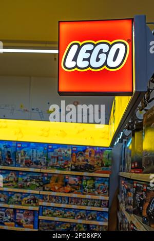 Une enseigne avec le logo Lego. Les jouets LEGO sont vendus dans un supermarché. Minsk, Biélorussie, 2023 Banque D'Images