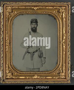 Caporal John Agee Booker of Co D, 21st Virginia Infantry Regiment, en uniforme avec un couteau Bowie, un pistolet à flintlock et une cantine à tambour d'étain portant son nom. Liljenquist Family Collection of civil War Photographs , série de photos FAmbrotype/Tintype , pp/liljconfed. Booker, John Agee, 1839-1925, Etats confédérés d'Amérique, Armée, Virginia Infantry Regiment, 21st, People, 1860-1870, soldats, confédéré, 1860-1870, uniformes militaires, Confederate, 1860-1870, couteaux, 1860-1870, armes de poing, 1860-1870, Canteens, 1860-1870, États-Unis, History, Guerre civile, 1861-1865, personnel militaire, Banque D'Images