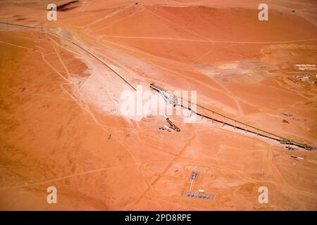 Vue aérienne de la pile de stock et du tapis roulant d'une mine de cuivre au Chili. Banque D'Images