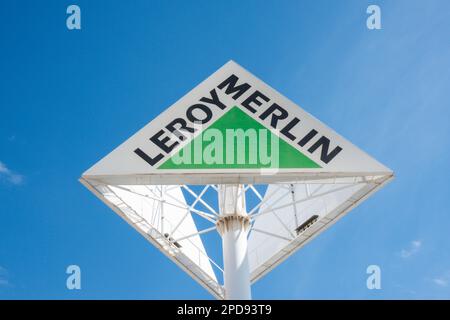 Finestrat, Espagne - 02 mars 2023: Logo Leroy Merlin sur fond bleu ciel. Leroy Merlin est un détaillant français d'amélioration de la maison et de jardinage Banque D'Images