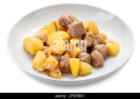 Ragoût de viande avec pommes de terre au four dans un plat blanc isolé sur blanc avec passe-cheveux inclus Banque D'Images