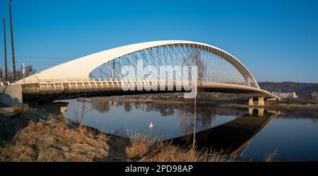 Le pont voûté blanc moderne de Prague Trojsky Most Banque D'Images