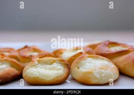 Samosa, tartes farcies à la viande de samsa. Samosa, plat national ouzbek. Concept de cuisine d'Asie centrale, d'Asie du Sud et de l'est. Photo de haute qualité Banque D'Images