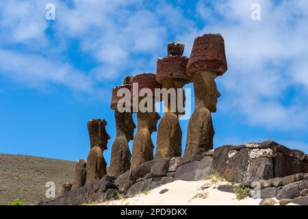 Vue du côté gauche de l'AHU Nau Nau avec 7 statues de moai par la plage d'Anakena, île de Pâques, Chili. Banque D'Images