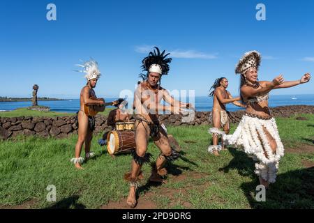 Île de Pâques, Chili - 6 mars 2023 : spectacle de danse de l'île de Pâques par des artistes locaux près du complexe AHU Tahai, île de Pâques (Rapa Nui), Chili. Banque D'Images