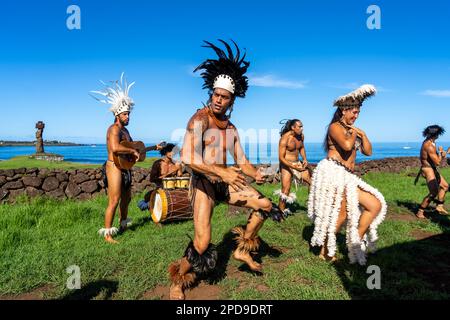 Île de Pâques, Chili - 6 mars 2023 : spectacle de danse de l'île de Pâques par des artistes locaux près du complexe AHU Tahai, île de Pâques (Rapa Nui), Chili. Banque D'Images