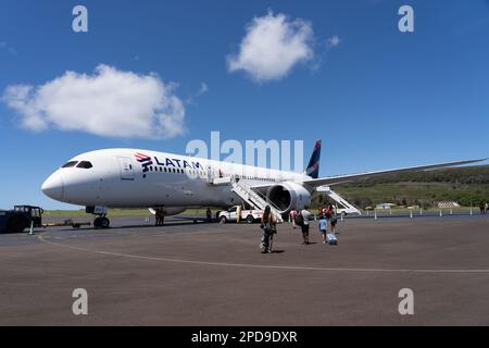 Île de Pâques, Chili - 6 mars 2023 : passagers se dirigeant vers l'avion LATAM à l'aéroport international de Mataveri sur l'île de Pâques, Chili. Banque D'Images