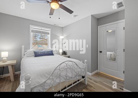 Cette chambre contemporaine dispose de parquet et de murs gris Banque D'Images
