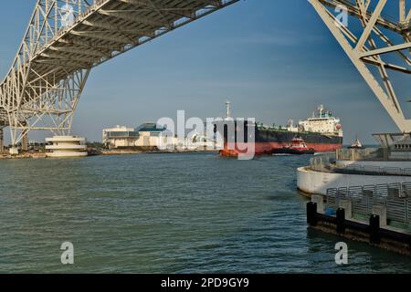 Huile chimique Tanker 'sea Tiger' se préparant à passer sous le pont du port de Corpus Christi, Texas State Aquarium. Banque D'Images