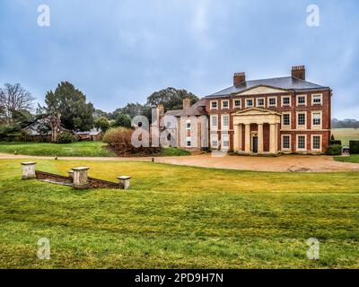 L'image est du manoir de style Queen Anne de Goodnestone du 18th siècle situé dans le hameau de Kent de Goodnestone, en Angleterre du Sud-est Banque D'Images