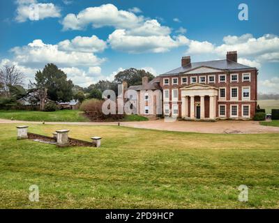 L'image est du manoir de style Queen Anne de Goodnestone du 18th siècle situé dans le hameau de Kent de Goodnestone, en Angleterre du Sud-est Banque D'Images