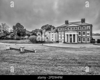 L'image est du manoir de style Queen Anne de Goodnestone du 18th siècle situé dans le hameau de Kent de Goodnestone, en Angleterre du Sud-est Banque D'Images