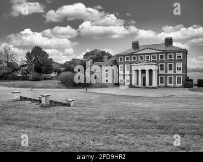 L'image est du manoir de style Queen Anne de Goodnestone du 18th siècle situé dans le hameau de Kent de Goodnestone, en Angleterre du Sud-est Banque D'Images