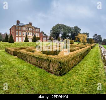 L'image est du manoir de style Queen Anne de Goodnestone du 18th siècle situé dans le hameau de Kent de Goodnestone, en Angleterre du Sud-est Banque D'Images