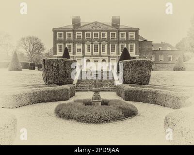 L'image est du manoir de style Queen Anne de Goodnestone du 18th siècle situé dans le hameau de Kent de Goodnestone, en Angleterre du Sud-est Banque D'Images