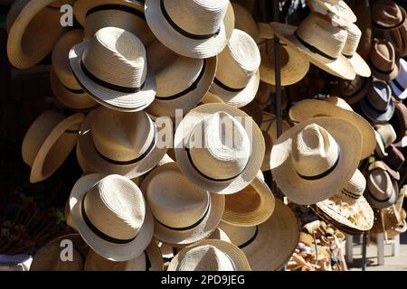 Chapeaux de soleil dans le marché de rue. Vêtements et souvenirs pour les touristes sur la station tropicale Banque D'Images