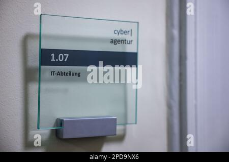 Halle, Allemagne. 14th mars 2023. Un panneau de porte peut être vu dans les nouveaux locaux de la Federal Cyber Agency. L'agence travaille sur des idées qui vont transformer la cybersécurité en Allemagne à l'avenir. L'espace d'environ 1 700 mètres carrés est destiné à accueillir 100 employés des domaines de la science, de l'administration et de la gestion. Le travail de l'agence consiste principalement à protéger les autorités publiques et les infrastructures critiques contre les cyberattaques. Credit: Jan Woitas/dpa/Alay Live News Banque D'Images