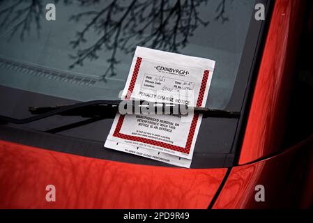 Billet de stationnement émis par le Conseil municipal d'Edimbourg sur un pare-brise de voiture. Banque D'Images