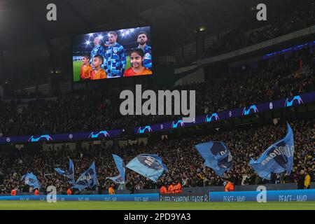 Manchester, Royaume-Uni. 14th mars 2023. Les fans de Manchester City sont en train de marquer des drapeaux avant le tour de la Ligue des champions de l'UEFA de 16 Manchester City contre RB Leipzig au stade Etihad, Manchester, Royaume-Uni, 14th mars 2023 (photo de Mark Cosgrove/News Images) Credit: News Images LTD/Alay Live News Banque D'Images