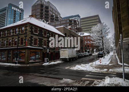 Photo regardant Prince Street depuis la rue de l'eau inférieure dans les profondeurs de l'hiver étant flanqué Mitchell House, Old Fire Station Banque D'Images