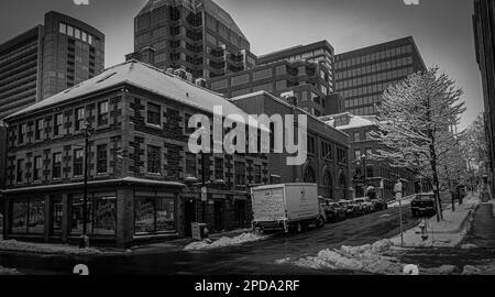 Photo regardant Prince Street depuis la rue de l'eau inférieure dans les profondeurs de l'hiver étant flanqué Mitchell House, Old Fire Station Banque D'Images