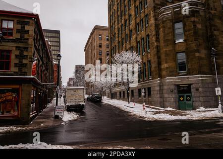 Photo vue sur prince Street depuis la rue Lower Water dans les profondeurs de l'hiver, flanquée de Dominion public Building, Mitchell House, Old Fire Station Banque D'Images