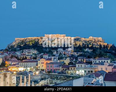 L'Acropole d'Athènes en Grèce. Vue panoramique sur la ville d'Athènes avec le temple du Parthénon au sommet de la colline la nuit Banque D'Images