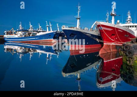 Bateaux de pêche se reflétant dans l'eau à Fraserburgh Harbour, Aberdeenshire, Écosse, Royaume-Uni Banque D'Images