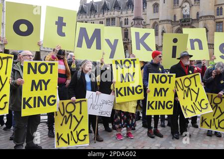 Des manifestants anti-monarchie à l'extérieur de l'abbaye de Westminster avant l'arrivée de la royauté pour le Commonwealth Service, à Londres, au Royaume-Uni Banque D'Images
