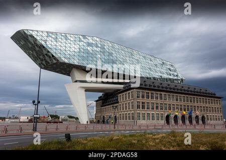 Un volume de verre facetté se trouve sur le toit du siège de l’Autorité portuaire à Anvers. Une conception de l'architecte Zaha Hadid. Belgique. Banque D'Images