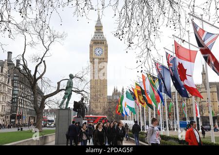 Drapeaux sur tous les drapeaux du Commonwealth sur le jardin de la place du Parlement à l'13 mars 2023 du jour du Commonwealth, dans le centre de Londres, au Royaume-Uni Banque D'Images