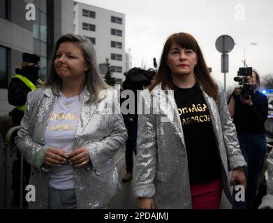 Jusyna Wydrzynska quitte le tribunal de district de Varsovie-Praga après avoir reçu son verdict le 14 mars 2023. Wydrzynska est accusée d'aider à l'avortement en aidant à donner accès à des pilules à une femme qui cherche à mettre fin à sa grossesse. Wydrzynska est condamné à trois ans de prison. La Pologne a certaines des lois les plus strictes en matière d'avortement. Les avortements sont illégaux dans presque tous les cas sauf les plus graves, comme le risque de décès de la mère. Dans la pratique, cependant, la loi a entraîné beaucoup de confusion avec les médecins refusant d'abandonner même dans les cas où la vie de la mère était en jeu Banque D'Images