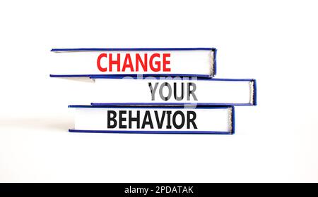 Motivation et changer votre symbole de comportement. Concept mots changer votre comportement sur les livres sur un beau tableau blanc fond blanc. Changement d'entreprise y Banque D'Images