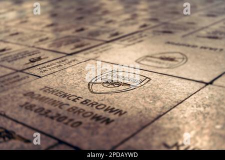 L'une des nombreuses plaques commémoratives d'Arsenal qui bordent l'esplanade entourant le stade Emirates, où se trouve l'Arsenal côté North London Premiership Banque D'Images