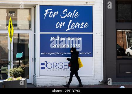 Washington, États-Unis. 14th mars 2023. Une femme passe devant des appartements à vendre ou à louer à Washington, DC, aux États-Unis, sur 14 mars 2023. États-Unis L'indice des prix à la consommation (IPC) pour tous les consommateurs urbains a augmenté de 0,4 % en février, selon les données du gouvernement publiées mardi. Crédit : Aaron Schwartz/Xinhua/Alay Live News Banque D'Images