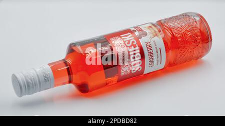 Kiev, Ukraine - 26 mai 2022: Studio Shoot of Sobieski Cranberry vodka bottle closeup sur fond blanc. Sobieski est la marque polonaise de vodka prod Banque D'Images