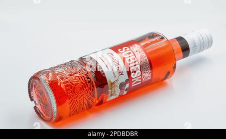 Kiev, Ukraine - 26 mai 2022: Studio Shoot of Sobieski Cranberry vodka bottle closeup sur fond blanc. Sobieski est la marque polonaise de vodka prod Banque D'Images