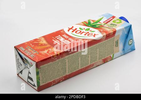 Kiev, Ukraine - 26 mai 2022: Studio Shoot of Hortex tomate jus paquet gros plan sur blanc. Hortex est l'un des plus grands producteurs de jus au monde, Banque D'Images
