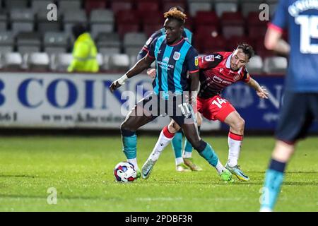 Daniel Agyei (11 Crewe Alexandra) défié par Kane Smith (14 Stevenage) lors du match de la Sky Bet League 2 entre Stevenage et Crewe Alexandra au stade Lamex, Stevenage, le mardi 14th mars 2023. (Photo : Kevin Hodgson | ACTUALITÉS MI) crédit : ACTUALITÉS MI et sport /Actualités Alay Live Banque D'Images