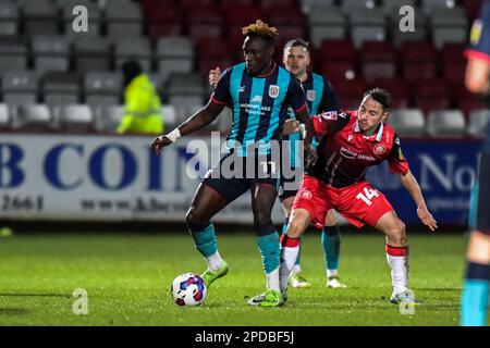 Daniel Agyei (11 Crewe Alexandra) défié par Kane Smith (14 Stevenage) lors du match de la Sky Bet League 2 entre Stevenage et Crewe Alexandra au stade Lamex, Stevenage, le mardi 14th mars 2023. (Photo : Kevin Hodgson | ACTUALITÉS MI) crédit : ACTUALITÉS MI et sport /Actualités Alay Live Banque D'Images