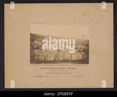 Prison d'Andersonville, Géorgie. Vue de l'extrémité sud de la stockade montrant les stands de la sentinelle dans la distance / / photographié par A.J. Riddle. Collection de photos de la guerre civile de la famille Liljenquist , pp/papier liljpaper. Prison d'Andersonville, 1860-1870, prisons, Géorgie, Andersonville, 1860-1870, prisonniers de guerre, Union, Géorgie, Andersonville, 1860-1870, huttes, Union, Géorgie, Andersonville, 1860-1870, Privies, Union, Géorgie, Andersonville, 1860-1870, États-Unis, Histoire, Guerre civile, 1861-1865, Centres de détention, Confederate, Géorgie, Andersonville, États-Unis, Histoire, Guerre civile, 1861-1865, Prits Banque D'Images