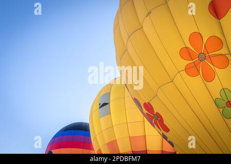Trois ballons à air chaud contre un ciel bleu Banque D'Images