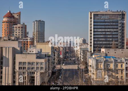 Kiev, Ukraine - 23 février 2023: Centre-ville avec la rue Rognidynska. C'est une rue dans le quartier de Pechersk à Kiev, dans le quartier de Bessarabka. Banque D'Images
